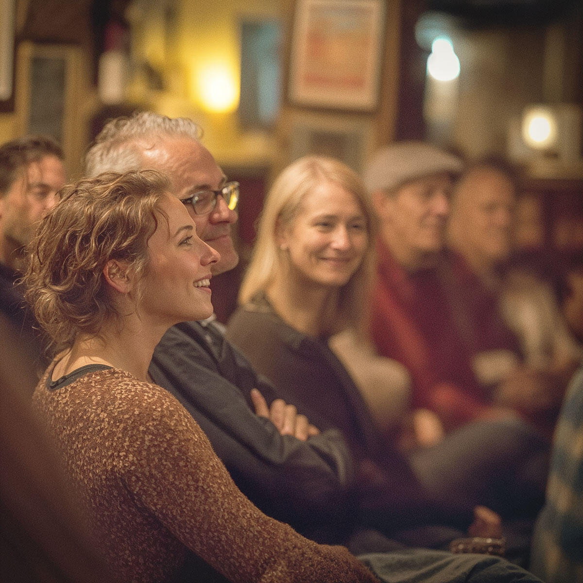 audience-reactions-acoustic-concert-kansas Audience smiling and applauding at an intimate acoustic performance in Kansas